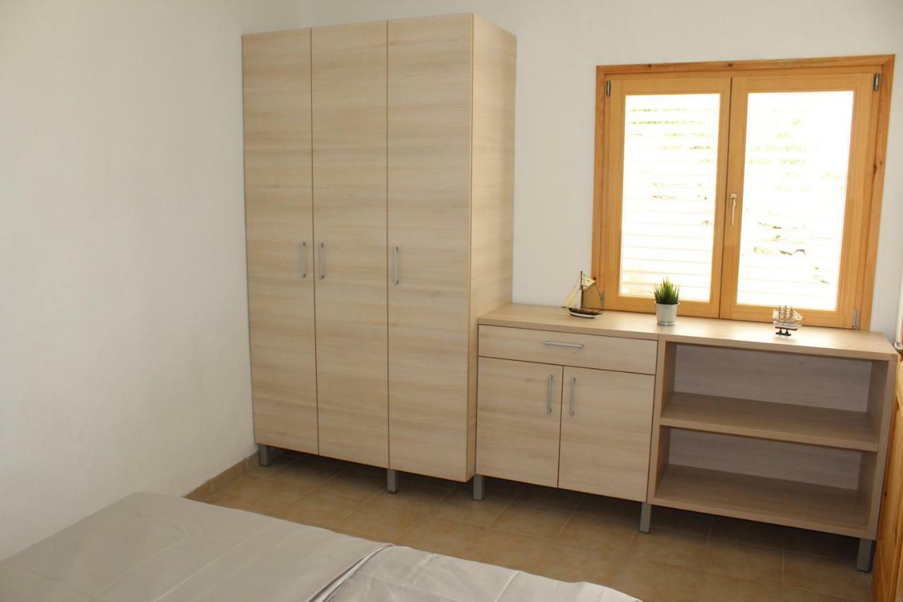 Apartments Andrea Vela Luka Bagian luar foto