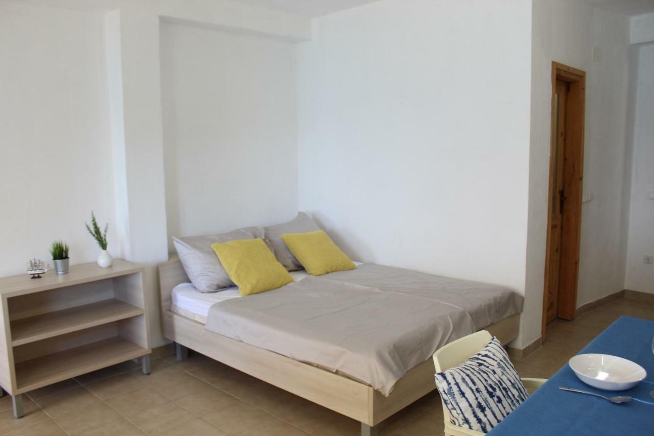 Apartments Andrea Vela Luka Bagian luar foto