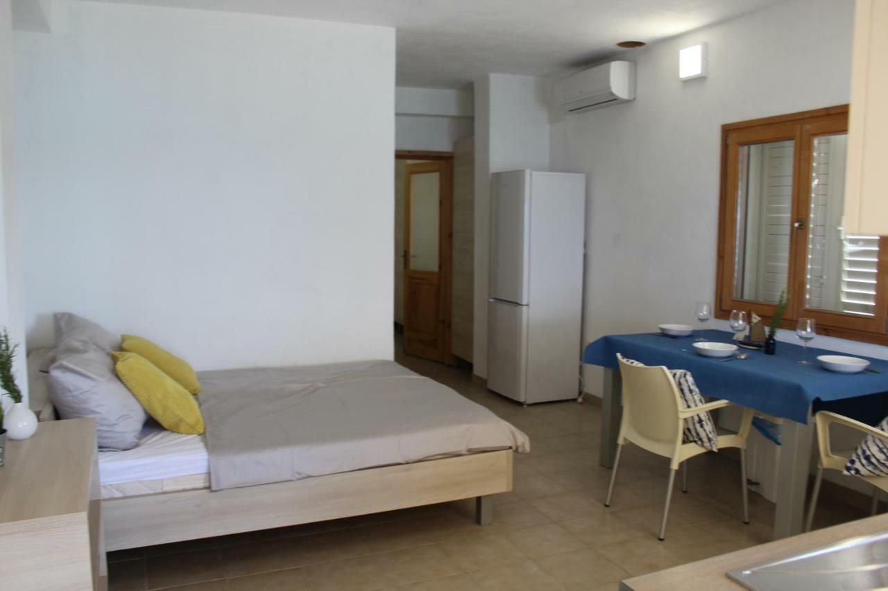 Apartments Andrea Vela Luka Bagian luar foto