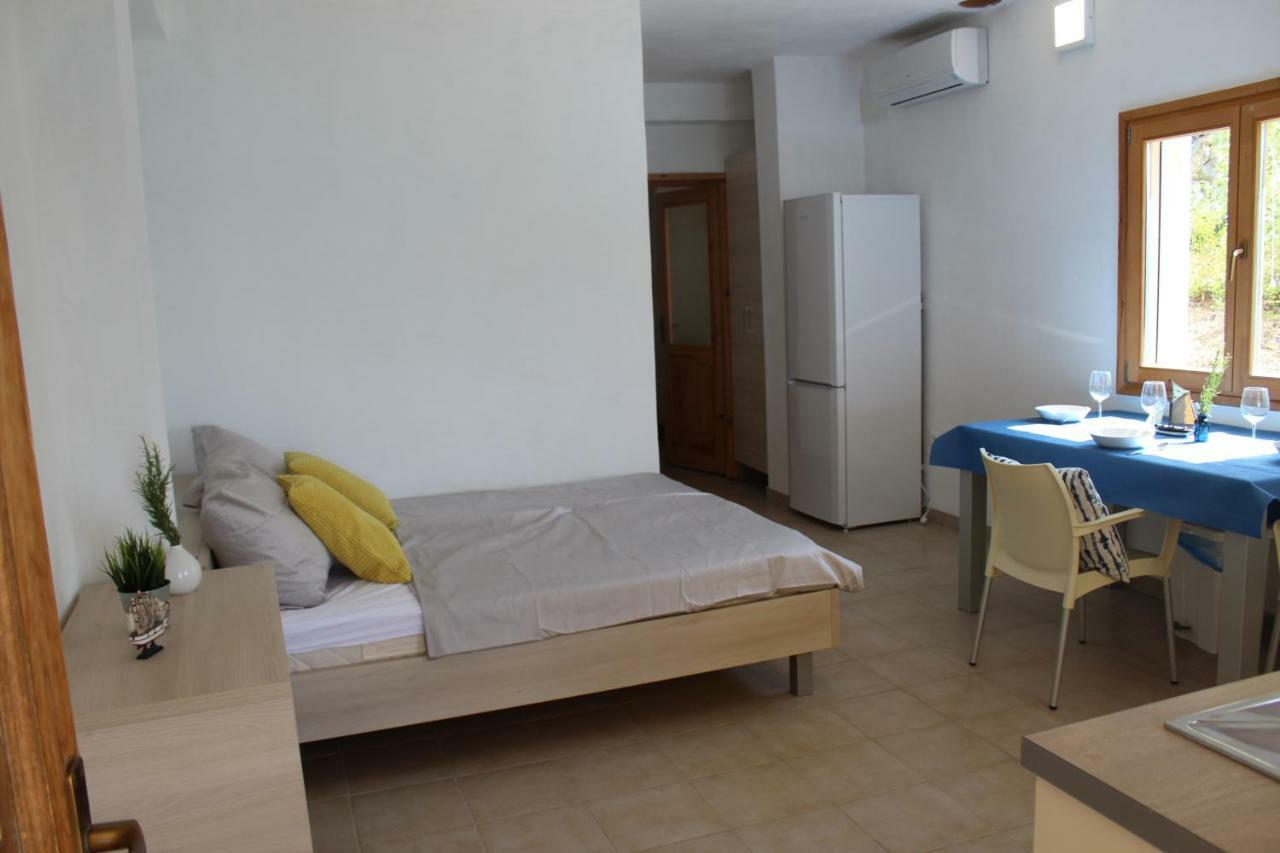 Apartments Andrea Vela Luka Bagian luar foto